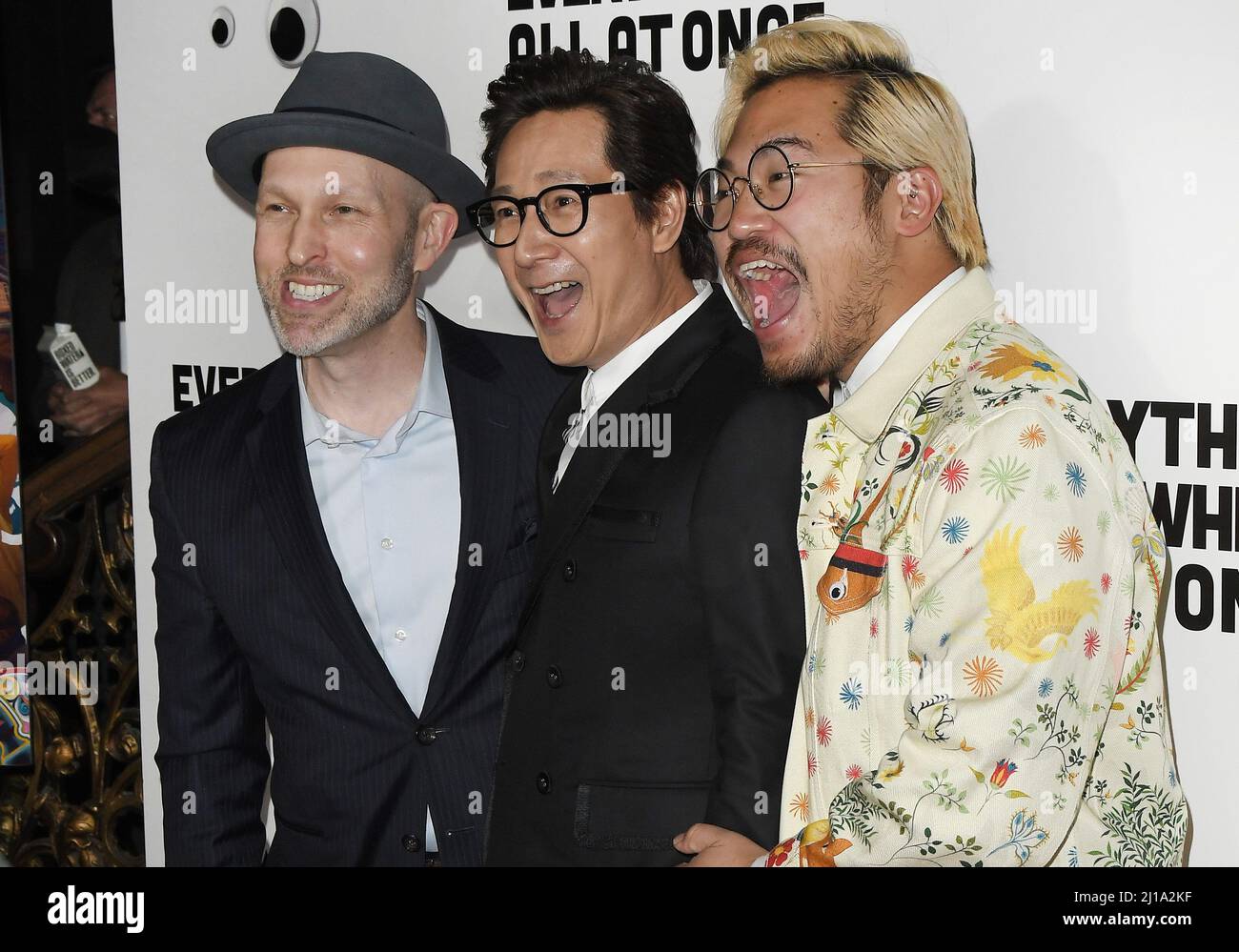 Los Angeles, USA. 23. März 2022. (L-R) Jeff Cohen, Ke Huy Quan und Dan Kwan bei der „EVERYTHING EVERYWHERE ALL ALL AT ONCE“-Vorführung in Los Angeles, die am Mittwoch, 23. März 2022, im Theater des Ace Hotels in Los Angeles, CA, stattfand. (Foto: Sthanlee B. Mirador/Sipa USA) Quelle: SIPA USA/Alamy Live News Stockfoto