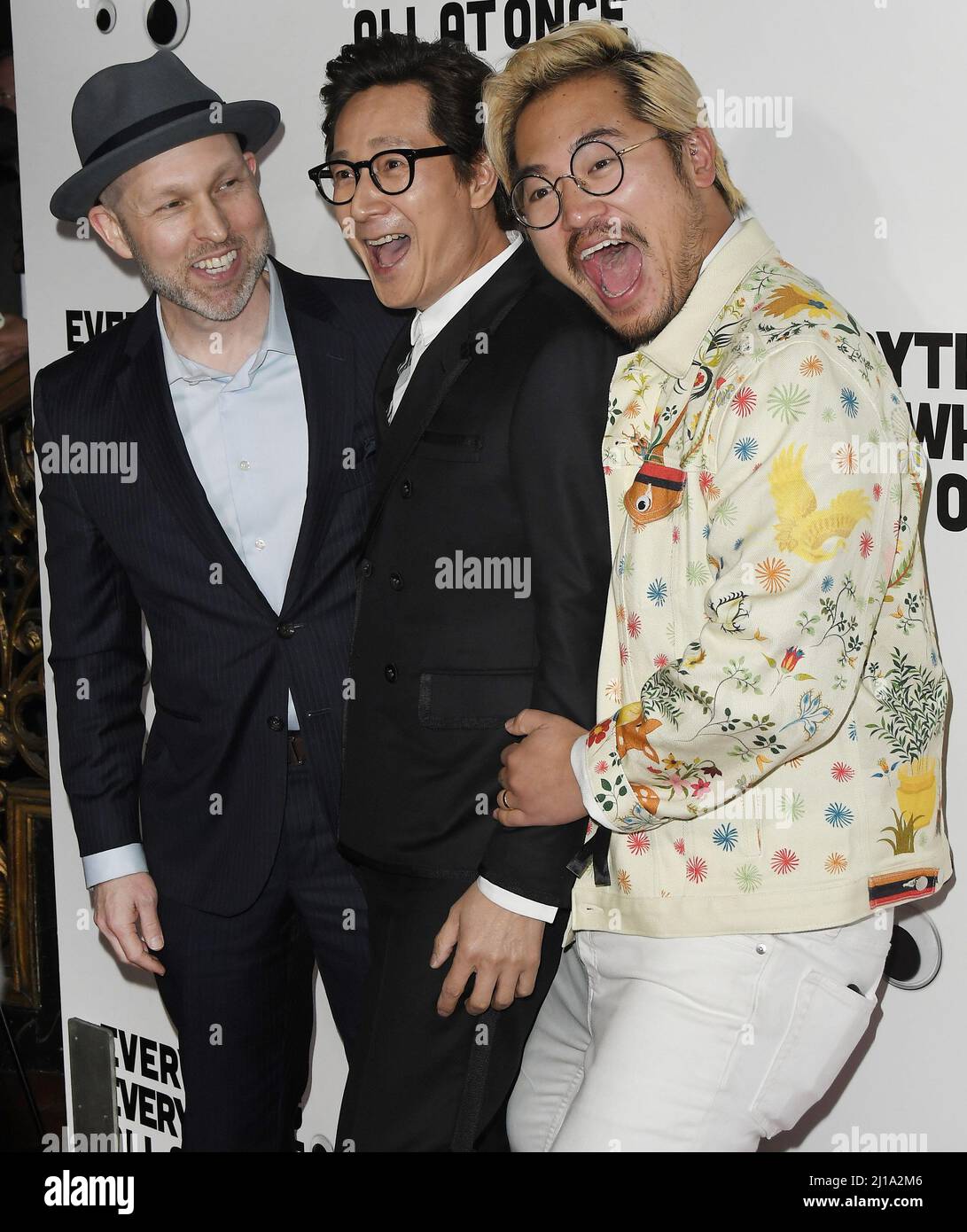 Los Angeles, USA. 23. März 2022. (L-R) Jeff Cohen, Ke Huy Quan und Dan Kwan bei der „EVERYTHING EVERYWHERE ALL ALL AT ONCE“-Vorführung in Los Angeles, die am Mittwoch, 23. März 2022, im Theater des Ace Hotels in Los Angeles, CA, stattfand. (Foto: Sthanlee B. Mirador/Sipa USA) Quelle: SIPA USA/Alamy Live News Stockfoto