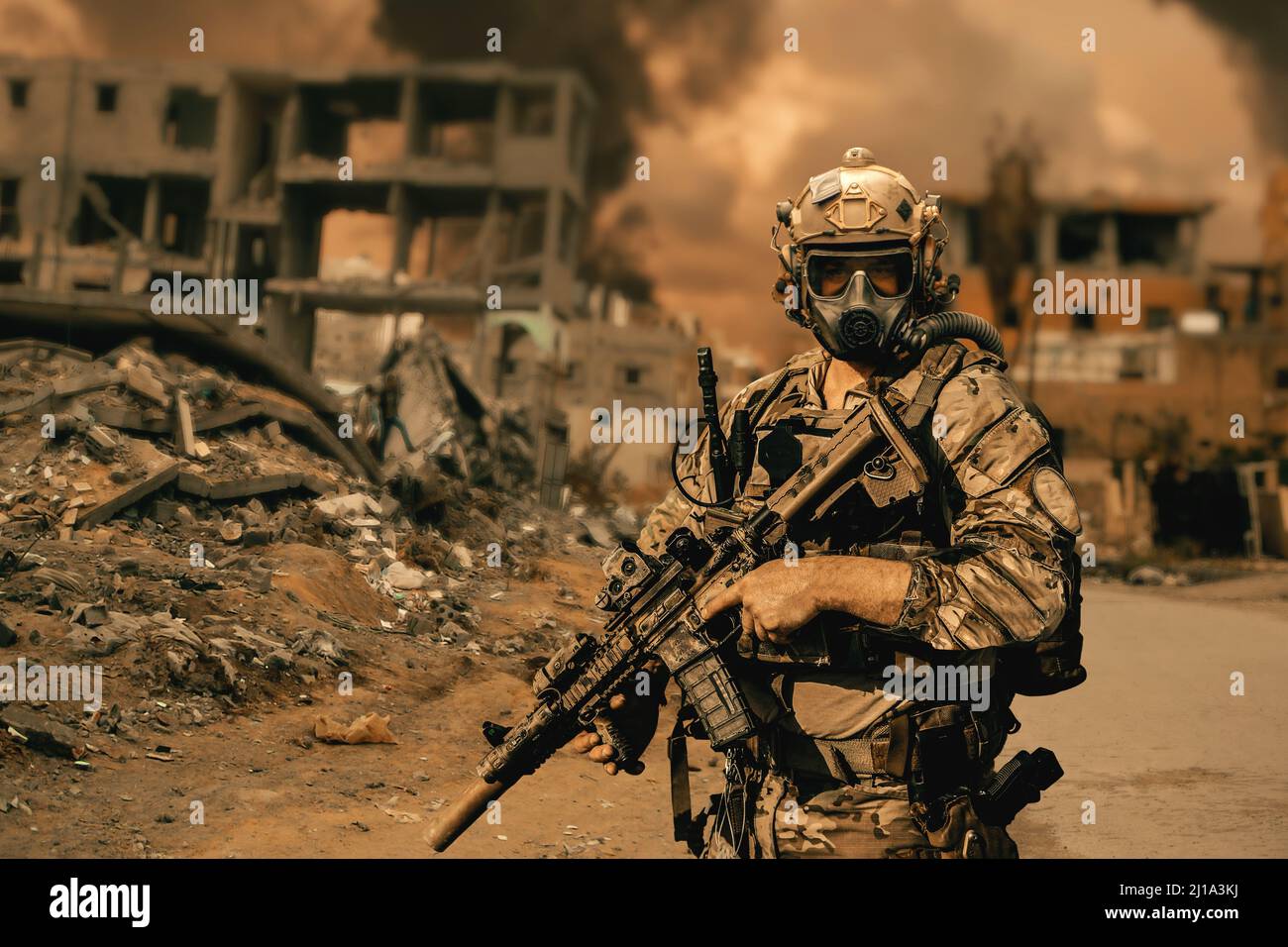 Militärkräfte & Hubschrauber zwischen Rauch und Staub in zerstörter Stadt. Stockfoto