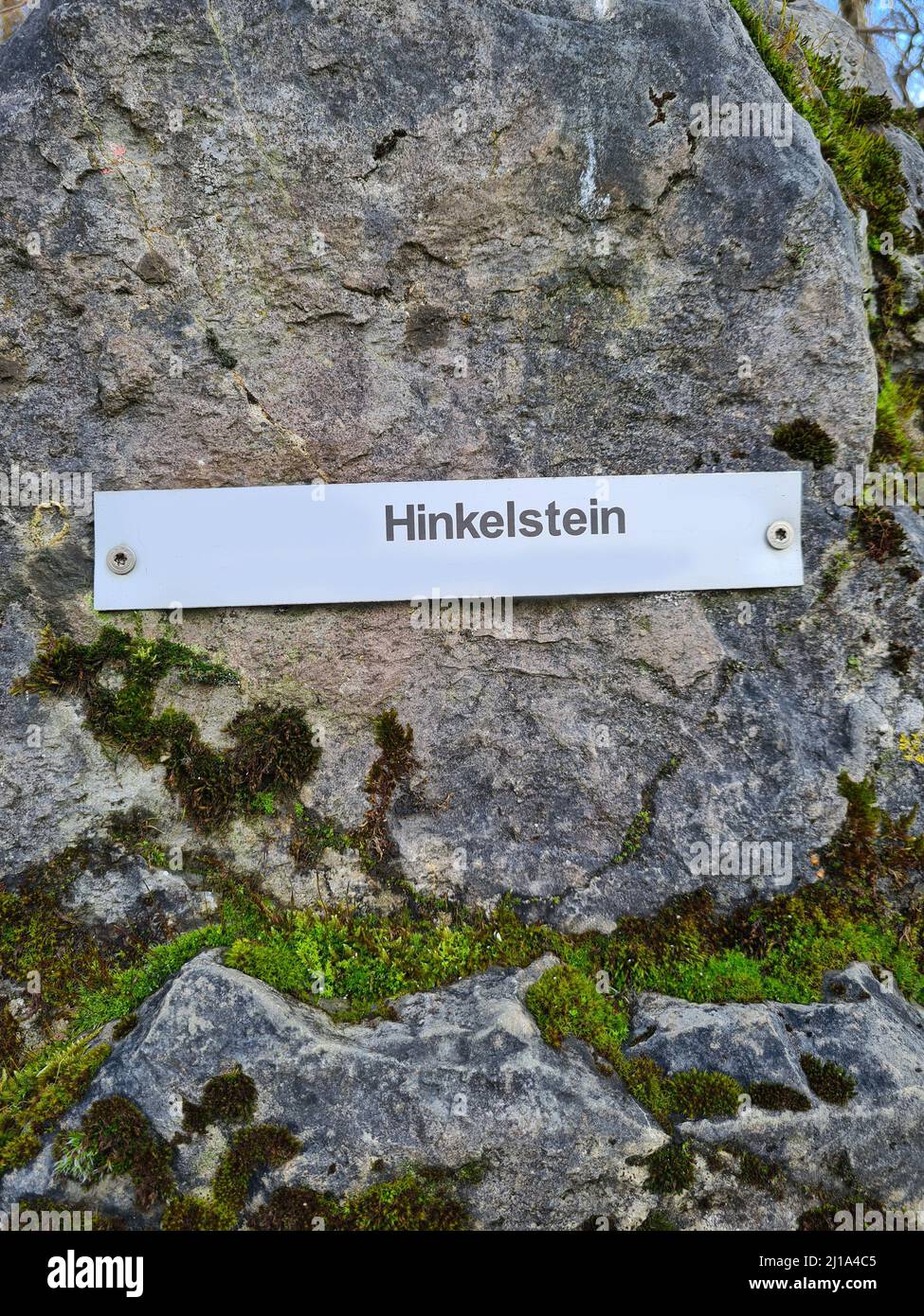 Menhir Megalithstein in Velbert Deutschland mit Inschrift in Deutsch- Hinkelstein. Großer megalithischer Stein, als ein Feld archäologisches Denkmal. Stockfoto