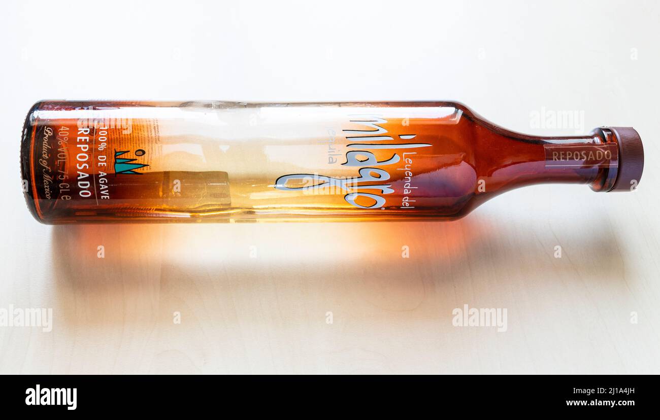 Moskau, Russland - 20. März 2022: Flasche Leyenda del Milagro Reposado Tequila auf blassen Tisch liegen. Milagro Reposado ist blau Agave Tequila wird ausgeruht Stockfoto