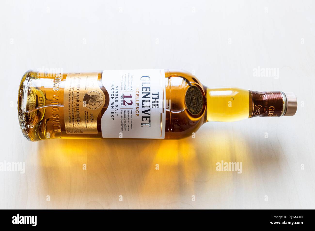 Moskau, Russland - 20. März 2022: Flasche 12 Jahre alten Glenlivet Single Malt Scotch Whisky auf blassen Tisch liegen. Glenlivet wurde 1 gegründet Stockfoto
