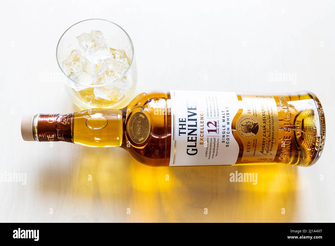 Moskau, Russland - 20. März 2022: Glas- und Liegeflasche von 12 Jahren Glenlivet Single Malt Scotch Whisky auf hellem Tisch. Glenlivet Destillerie war fo Stockfoto