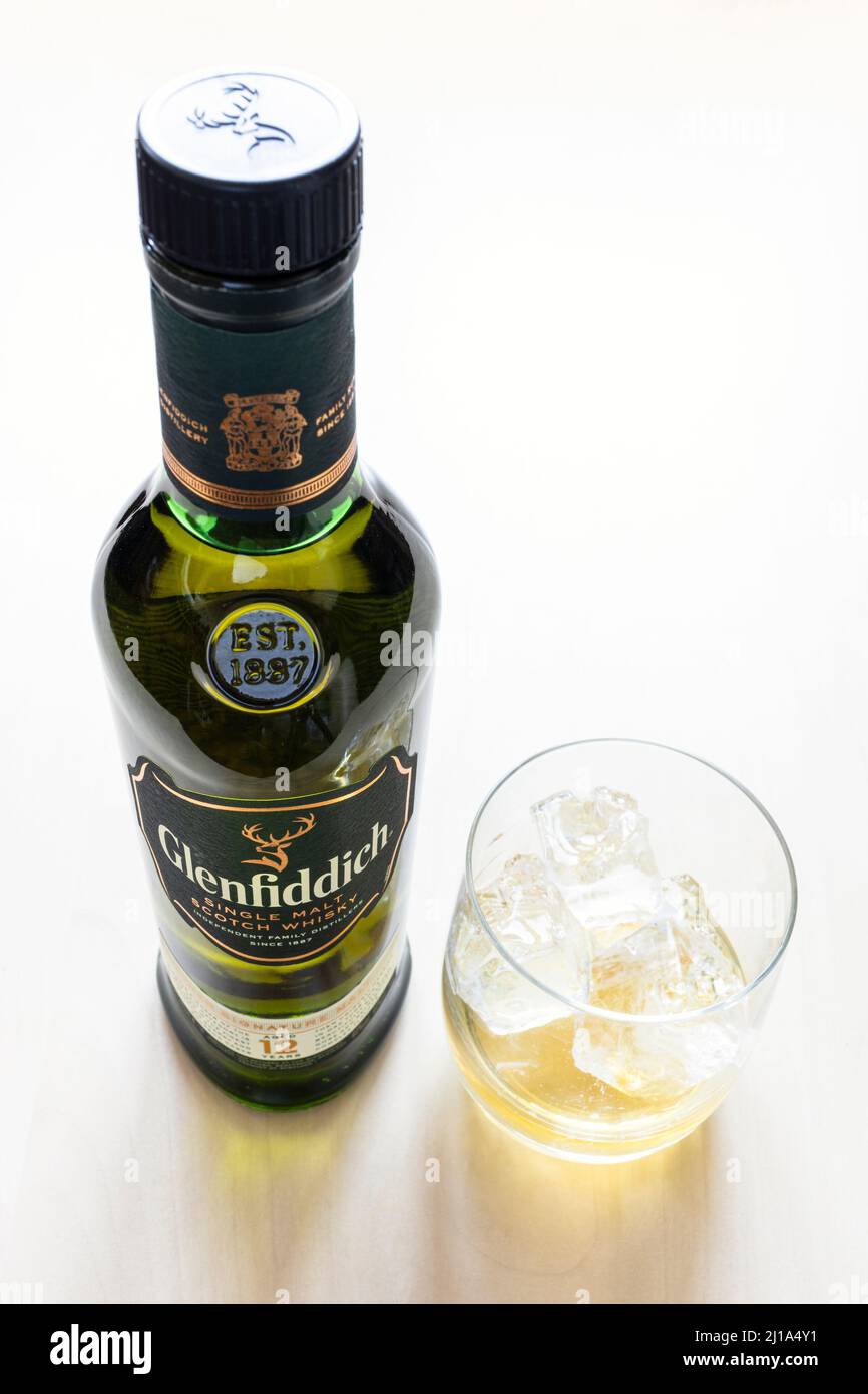 Moskau, Russland - 20. März 2022: Glas- und geschlossene Flasche des 12 Jahre alten Glenfiddich Single Malt Scotch Whisky auf dem Tisch. Die Glenfiddich Distillery wa Stockfoto