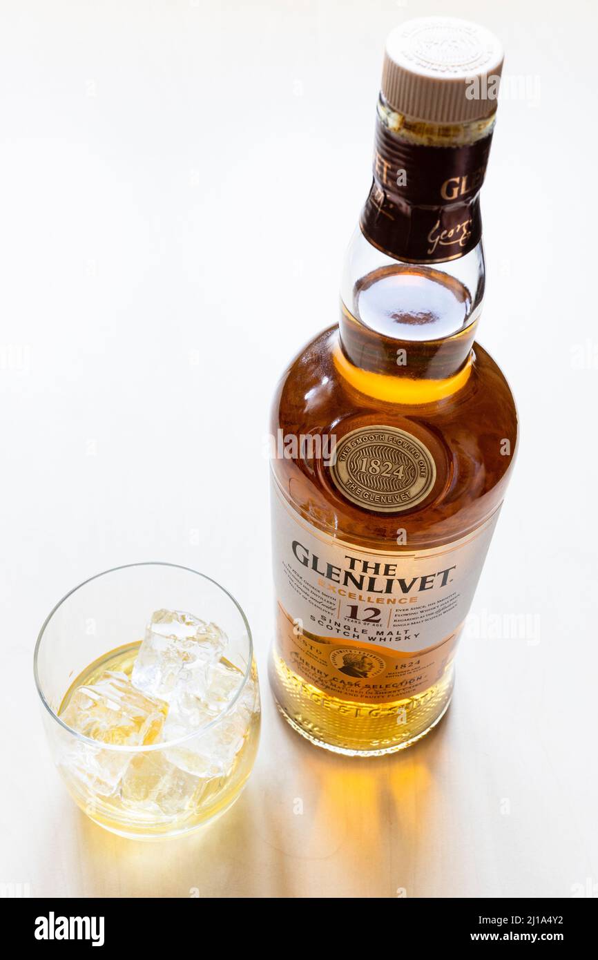 Moskau, Russland - 20. März 2022: Glas- und geschlossene Flasche des 12 Jahre alten Glenlivet Single Malt Scotch Whisky auf hellem Tisch. Glenlivet Destillerie war f Stockfoto