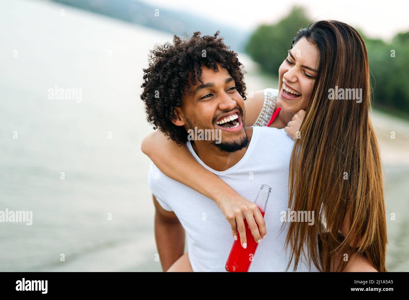 Portrait von glücklichen Paar in der Liebe mit Spaß auf Urlaub Party. Reisepeople Glück Konzept Stockfoto Portrait von glücklichen Paar in der Liebe mit Spaß auf Urlaub Party. Reisepeople Glück Konzept Stockfoto