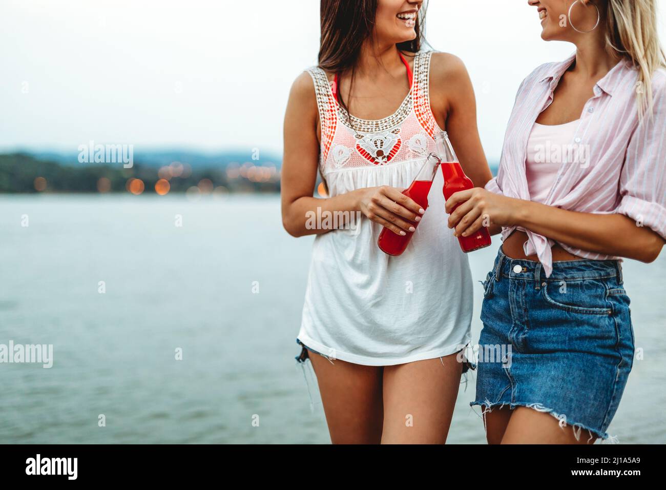 Eine Gruppe junger Freunde, die Spaß am Strand auf der Ferienparty haben. Menschen Glück Konzept Stockfoto Eine Gruppe junger Freunde, die Spaß am Strand auf der Ferienparty haben. Menschen Glück Konzept Stockfoto