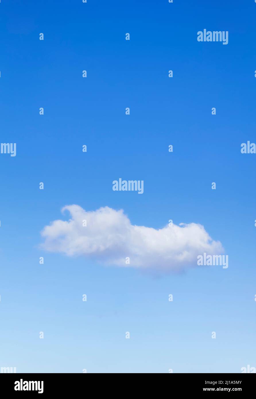 Wolke in einem blauen Himmel. Stockfoto