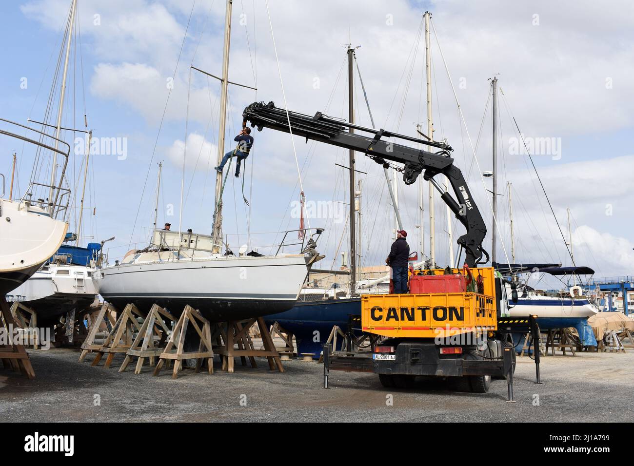 Yachtmast wird von einem Kran entfernt, Almerimar Marina Bootswerft, Almeria, Spanien Stockfoto