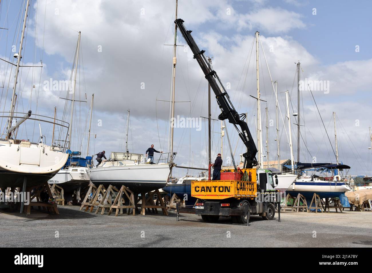 Yachtmast wird von einem Kran entfernt, Almerimar Marina Bootswerft, Almeria, Spanien Stockfoto