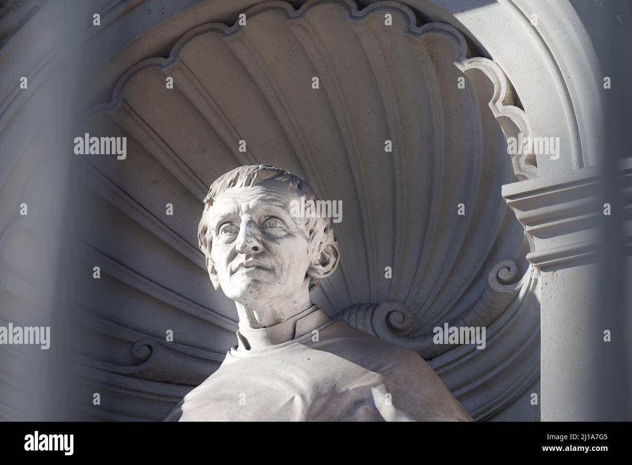 Gedenkstatue für Kardinal John Henry Newman vor der katholischen Kirche (Brompton Oratory), Kensington, London, England. Stockfoto