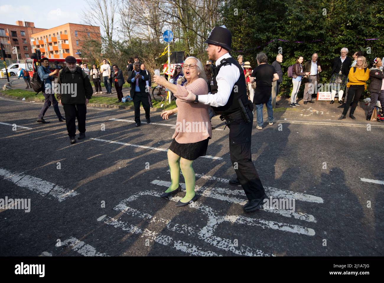 Julian Assange und Stella Moris Wedding im HM Belmarsh Gefängnis, Großbritannien Bild zeigt Proterster vor dem Gefängnis nach der Zeremonie. 23. March 2022, Belmarsh, East London, UK Credit: Jeff Gilbert/Alamy Live News Stockfoto