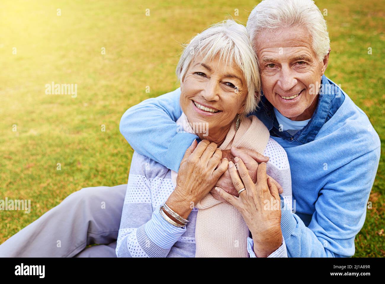 Sie sind ein liebevolles Paar. Porträt eines älteren Paares, das den Tag gemeinsam in einem Park genießt. Stockfoto