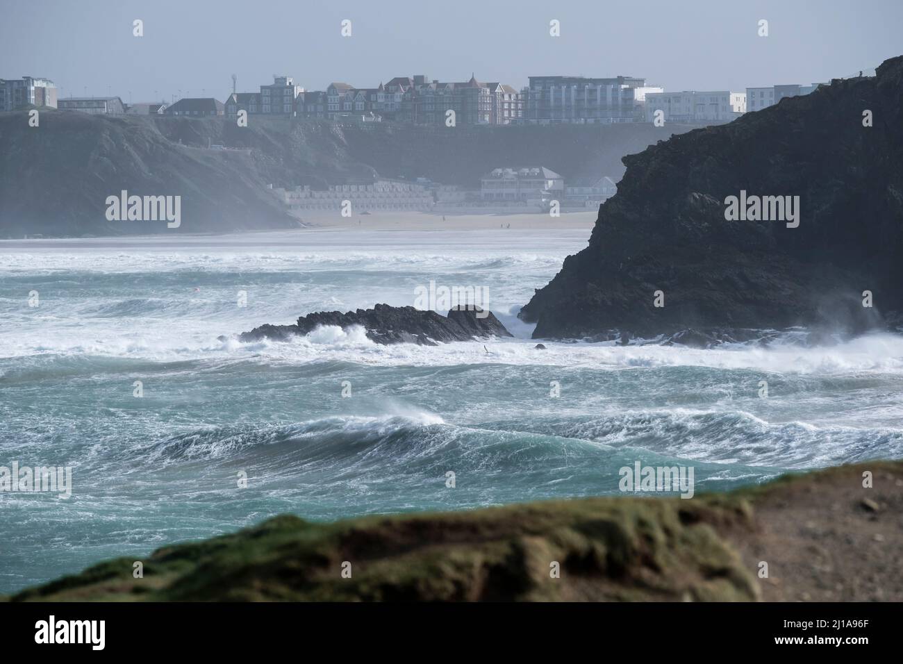 Wilde Meere in Newquay Bay, verursacht durch den Sturm Eunice an der North Cornwall Coast in Großbritannien. Stockfoto