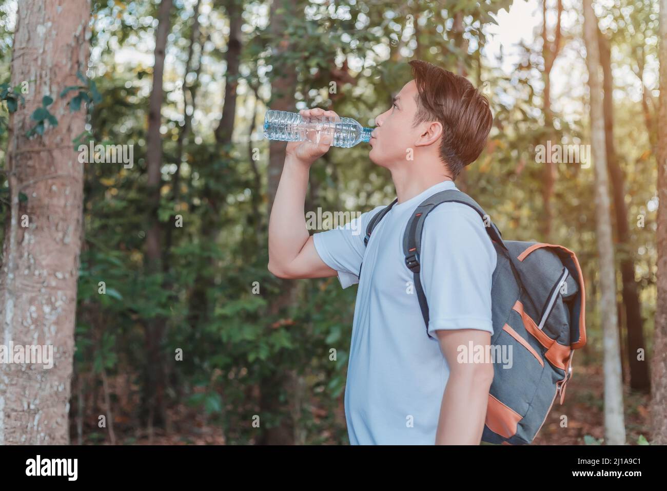 Männlicher Tourist, der eine Tüte mit Trinkwasser in einer Flasche trägt Stockfoto