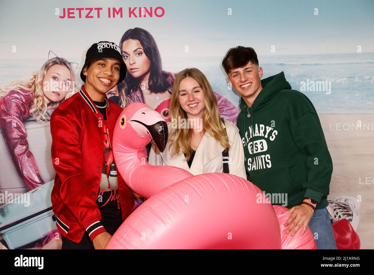 Berlin, Deutschland. 23. März 2022. Jerome Weinert (l-r), Dalia Mya und Lukas Leonhardt kommen zur Premiere des Films 'JGA: Jasmin.Gina.Anna' im Kino Zoo Palast. Quelle: Gerald Matzka/dpa/Alamy Live News Stockfoto