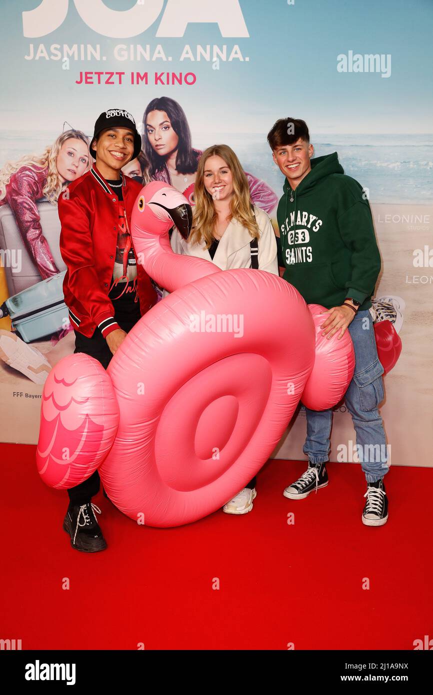 Berlin, Deutschland. 23. März 2022. Jerome Weinert (l-r), Dalia Mya und Lukas Leonhardt kommen zur Premiere des Films 'JGA: Jasmin.Gina.Anna' im Kino Zoo Palast. Quelle: Gerald Matzka/dpa/Alamy Live News Stockfoto