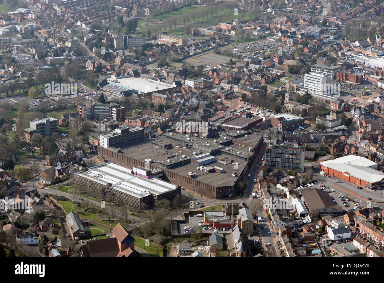 Luftaufnahme (Blick auf die Midland Road) des Stadtzentrums von Wellingborough mit dem Swansgate Shopping Centre im Vordergrund, Northamptonshire Stockfoto