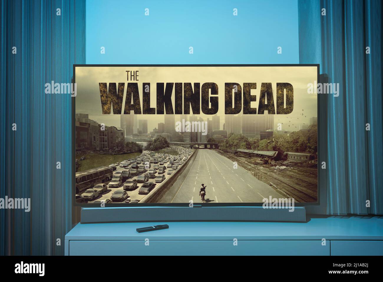 Die TV-Serie „The Walking Dead“ auf einem großen fernsehbildschirm. The Walking Dead Fernsehsendung zu Hause Stockfoto