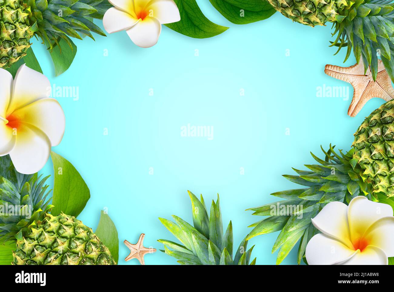 Sommer Hintergrund Design Konzept. Draufsicht auf Urlaubsreisestrand mit Seesternen, Ananas, Blumenplumeria und Monstera-Blättern auf blauem Hintergrund. Stockfoto