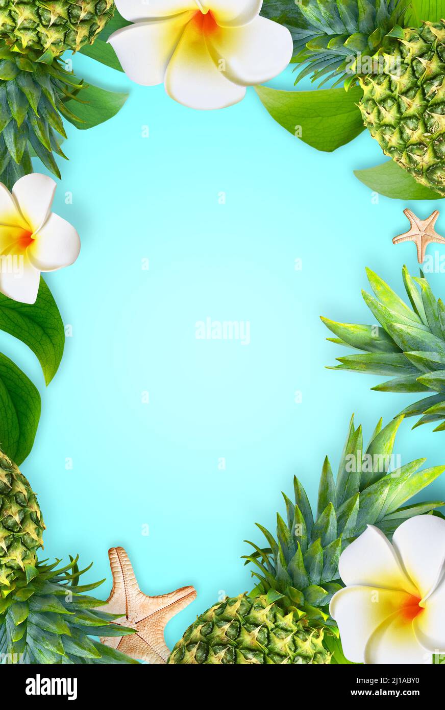 Sommer Hintergrund Design Konzept. Draufsicht auf Urlaubsreisestrand mit Seesternen, Ananas, Blumenplumeria und Monstera-Blättern auf blauem Hintergrund. Stockfoto