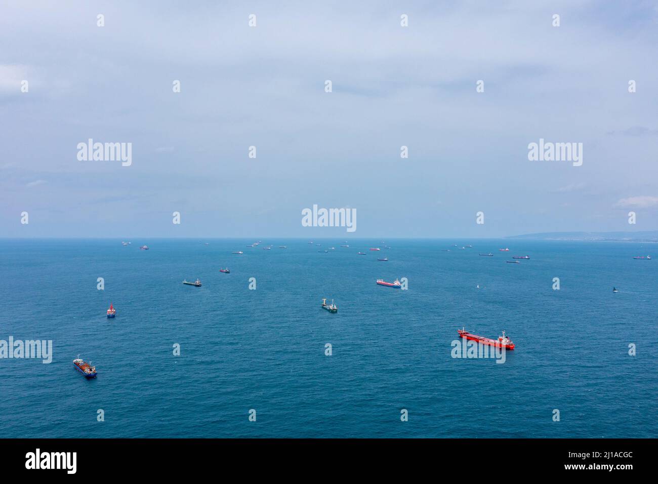 Fünfzig Fracht- und Containerschiffe ankerten aufgrund der weltweiten Staukrise in der Nähe des Hafens, Luftaufnahme. Stockfoto