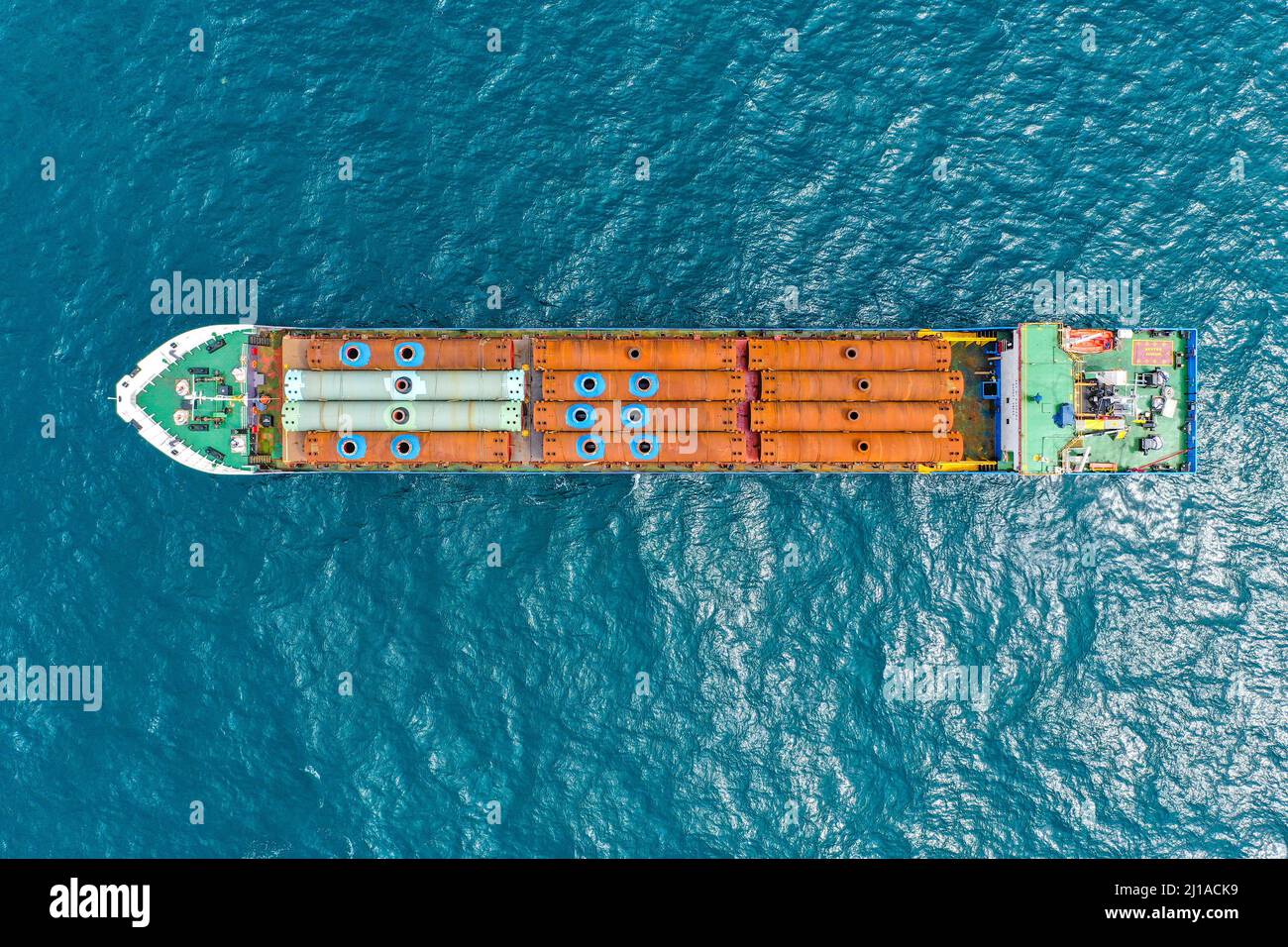 Frachtschiff mit einer Ladung von Industriezylindern auf See verankert, Luftaufnahme. Stockfoto