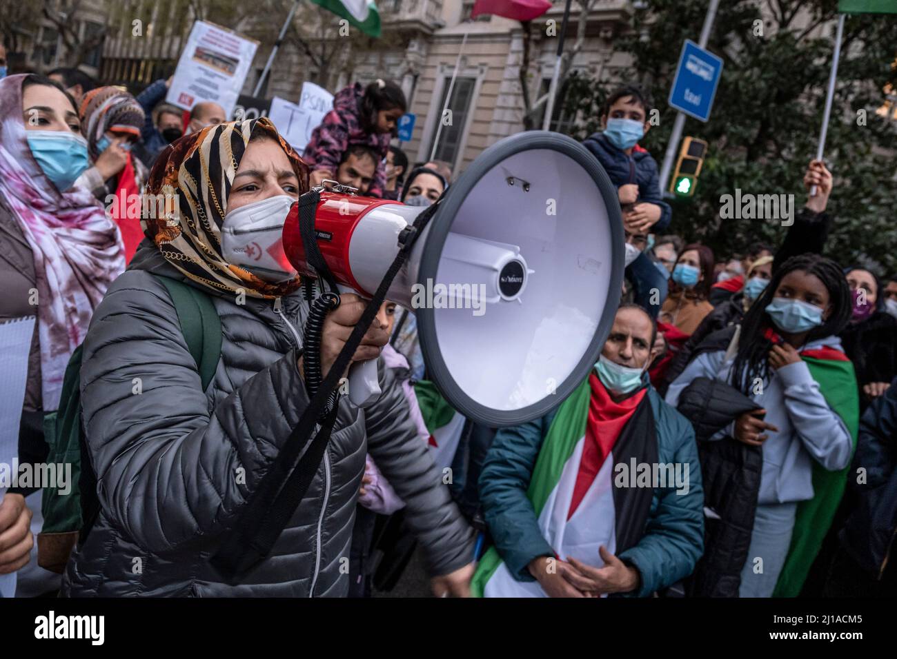 Barcelona, Spanien. 23. März 2022. Ein Demonstrator singt während des Protestes pro-Referendum-Slogans durch ein Megaphon. Sahrawis mit Wohnsitz in Barcelona haben sich vor der Delegation der spanischen Regierung in Barcelona versammelt, um gegen die Änderung der politischen Kriterien der spanischen Regierung von Pedro Sánchez bezüglich der Souveränität der Sahara-Gebiete zu protestieren. (Foto von Paco Freire/SOPA Images/Sipa USA) Quelle: SIPA USA/Alamy Live News Stockfoto