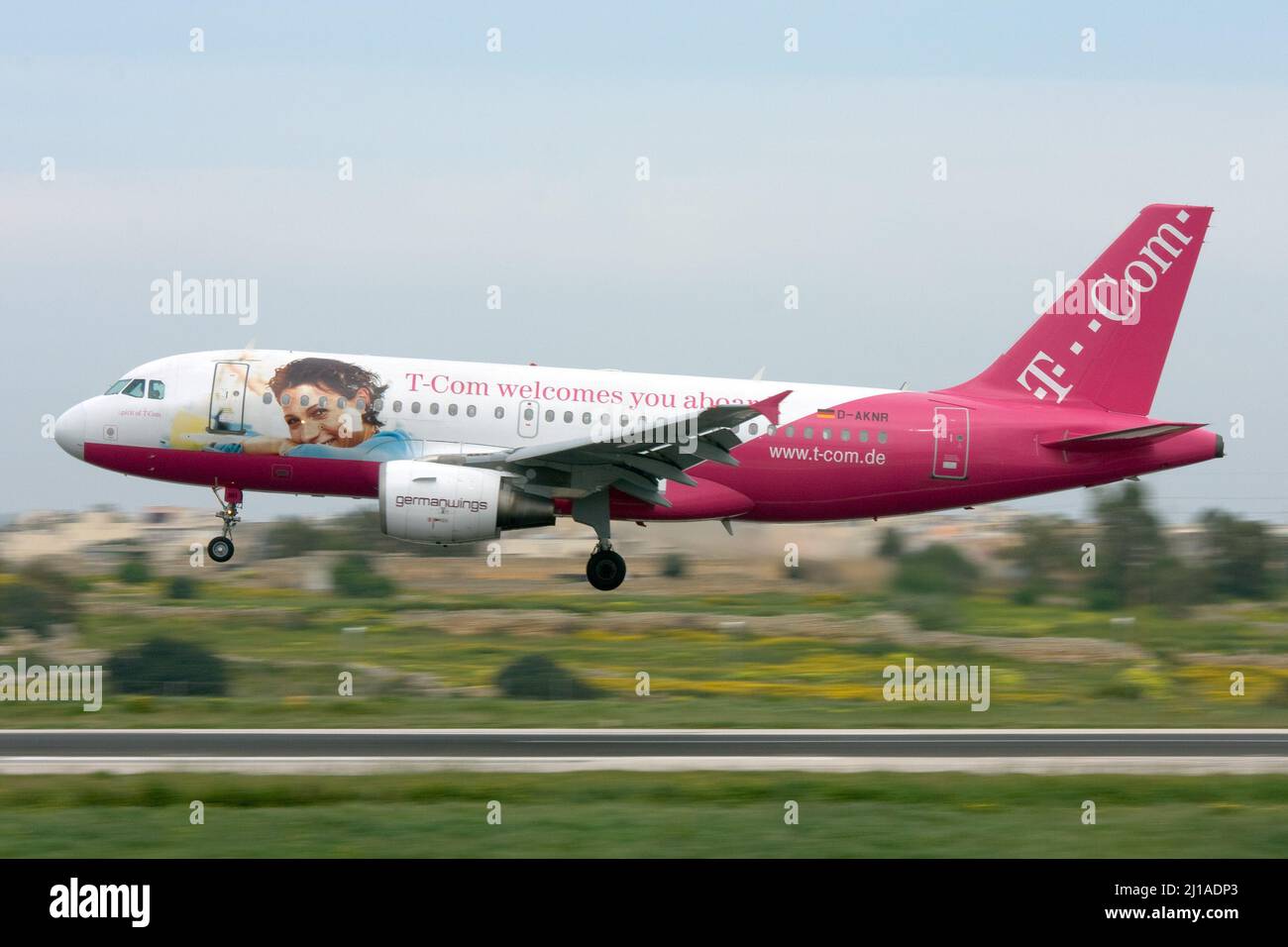 Germanwings Airbus A319-112 (REG: D-AKNR) in www.t-com.de-farbiger Landebahn 31. Stockfoto