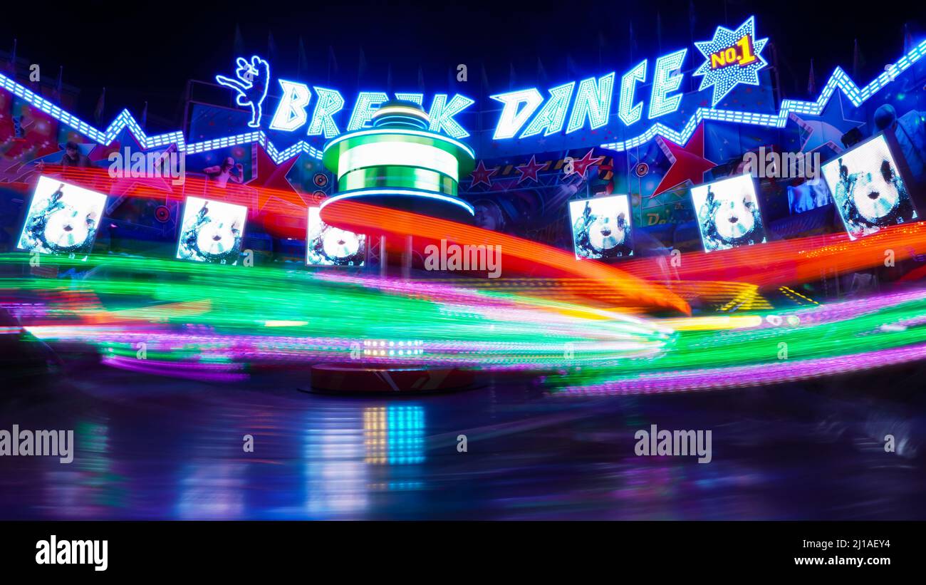 Breakdance auf dem Jahrmarkt in der Nacht in Bewegung verschwimmen Stockfoto