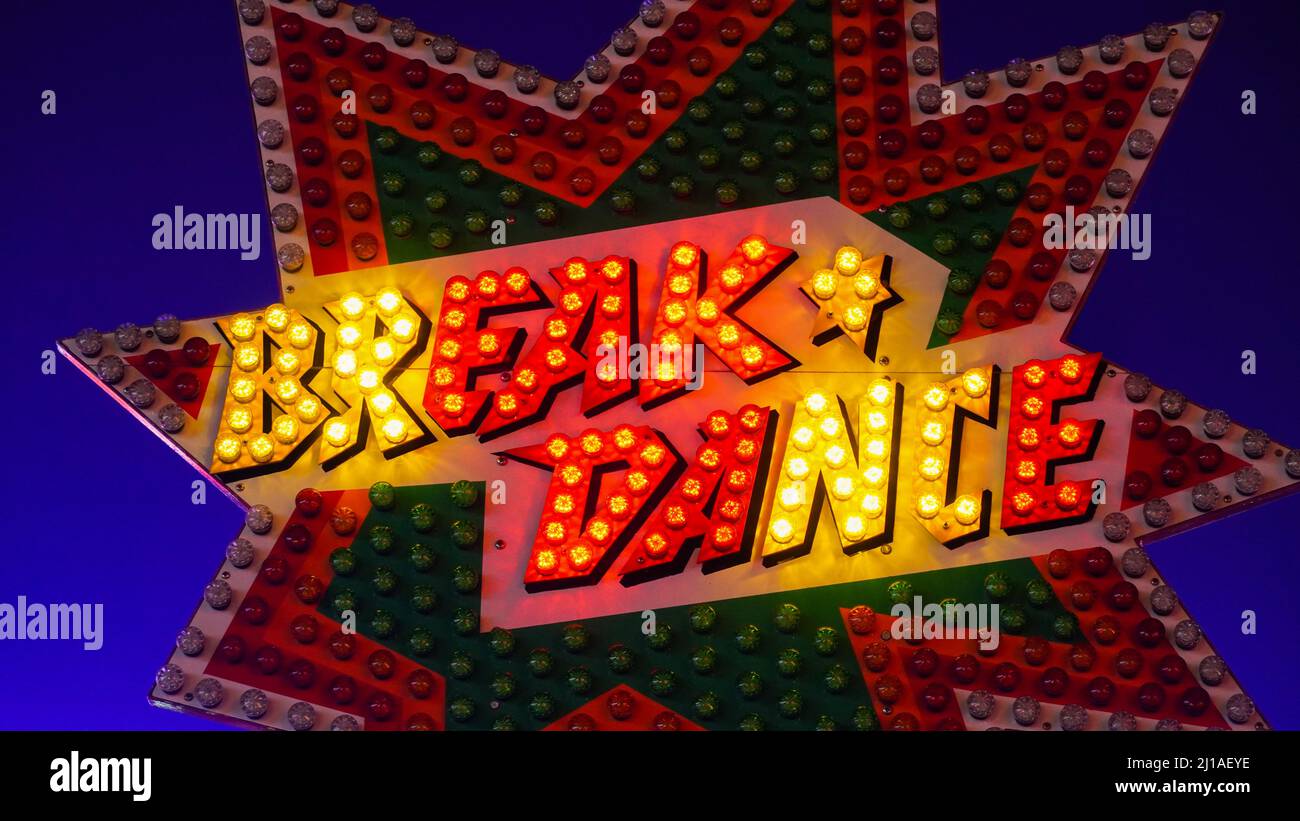 Schild „Funfair Breakdance“ bei der Fahrt Stockfoto