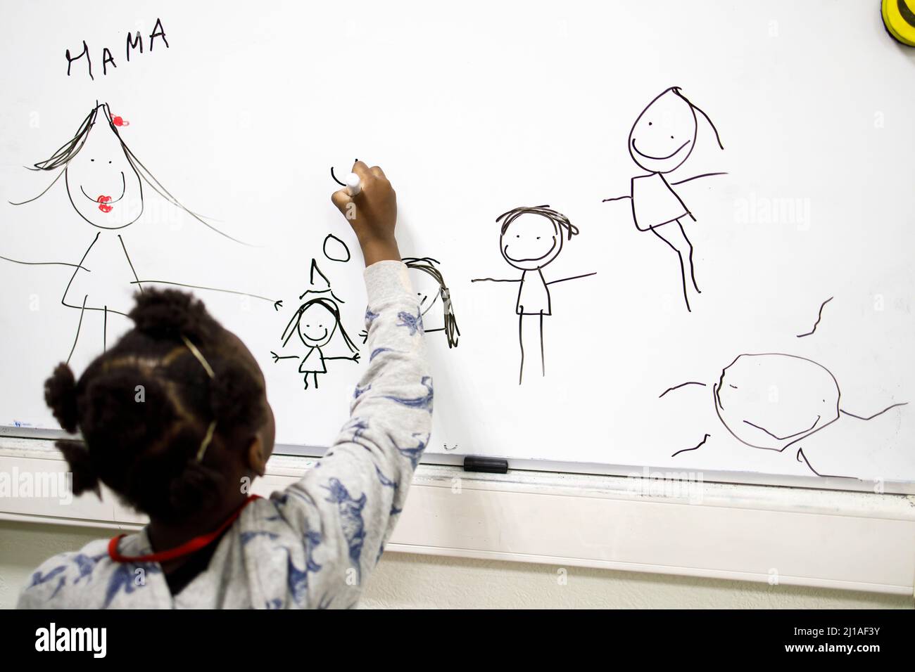 Moskau, Russland - am 15. März 2022 Zieht Ein fünfjähriges Mädchen eine Familie an die Tafel. Karitatives Zentrum für Unterstützung und Anpassung von Flüchtling und Mig Stockfoto