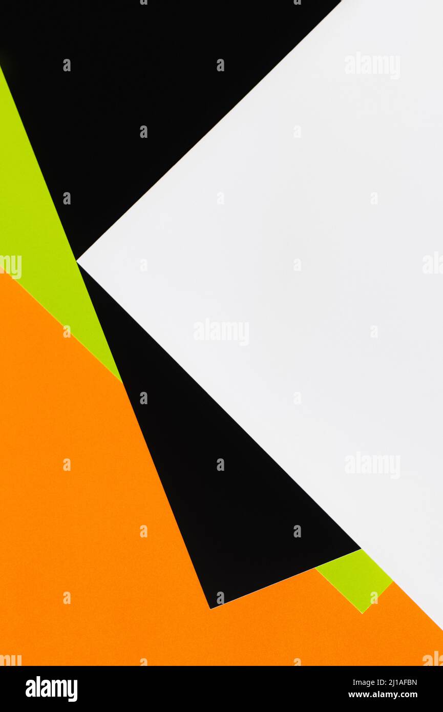 Geometrischer Hintergrund mit kontrastierenden mehrfarbigen Polygonen und Kopierraum Stockfoto