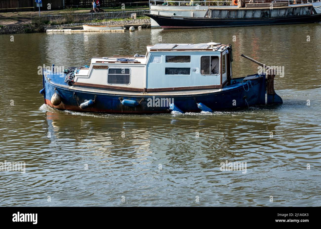 Kingston-upon-Thames, Kingston London, Großbritannien, März 23 2022, Old Traditional Motor Boat Cruising on River Thames Stockfoto