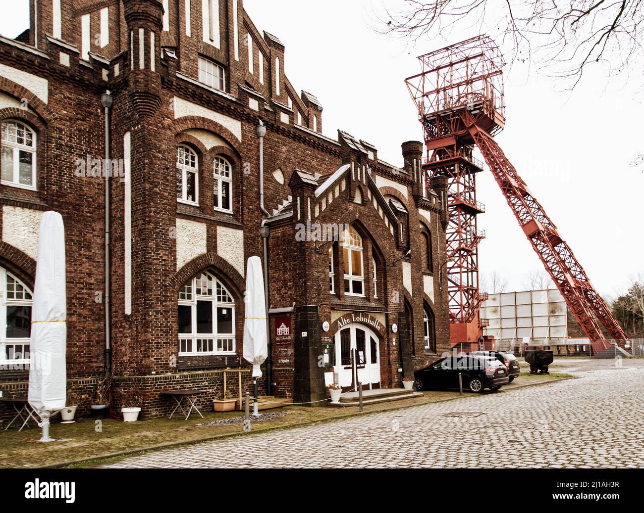 Essen, 8. Februar 2022: Das Hotel 'Alte Lohnhalle' in Essen, das in einem renovierten ehemaligen Bergwerk untergebracht ist Stockfoto