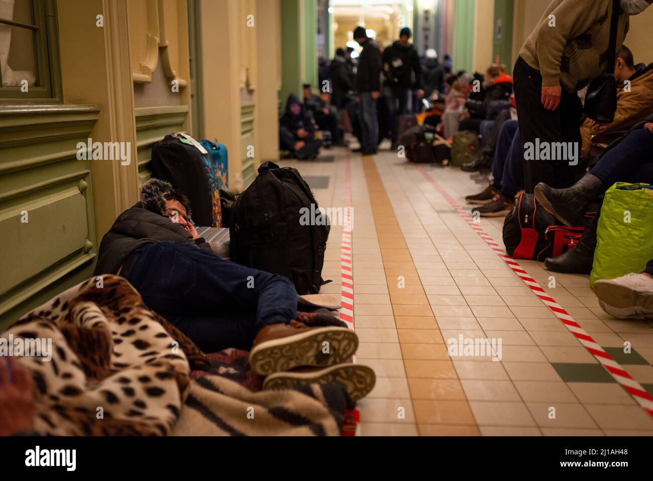 Ein Flüchtling, der aus der Ukraine kommt, wird am 2. März 2022 auf dem Bahnhof von Przemyśl beim Flucht vor dem Krieg in der Ukraine in Przemyśl, Polen, schlafen sehen. Hundr Stockfoto