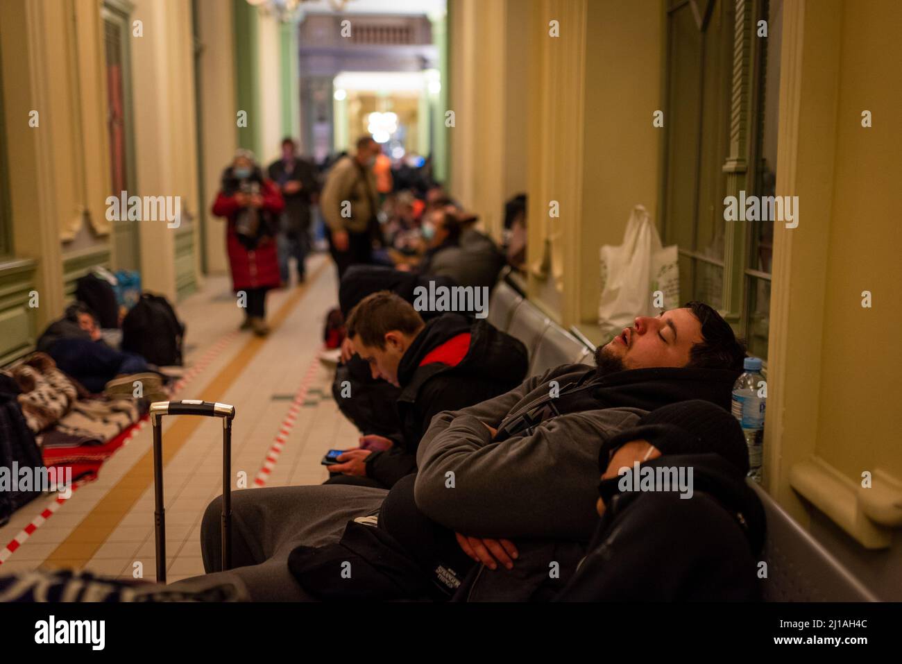 Ein Flüchtling, der aus der Ukraine kommt, wird am 2. März 2022 auf dem Bahnhof von Przemyśl beim Flucht vor dem Krieg in der Ukraine in Przemyśl, Polen, schlafen sehen. Hundr Stockfoto