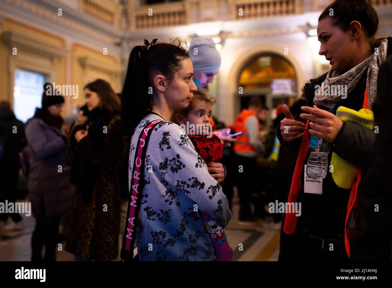 Eine Frau mit einem Kind wird am 2. März 2022 in Przemyśl, Polen, auf der Flucht vor dem Krieg in der Ukraine im Bahnhof von Przemyśl gesehen. Hunderte o Stockfoto