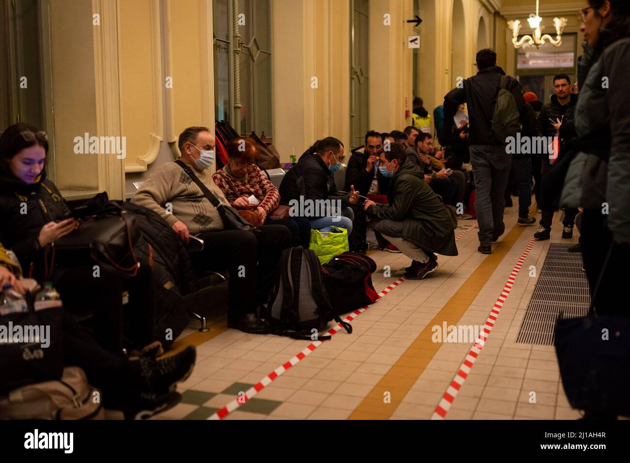 Ukrainische Flüchtlinge sehen sich am 2. März 2022 im polnischen Przemyśl auf der Flucht vor dem Krieg in der Ukraine im Bahnhof von Przemyśl Zuflucht. Hunderte Stockfoto