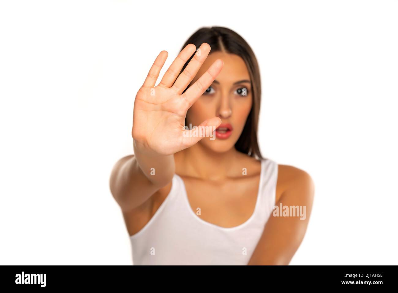 Frau macht Stop-Geste mit der Hand auf weißem Hintergrund Stockfoto