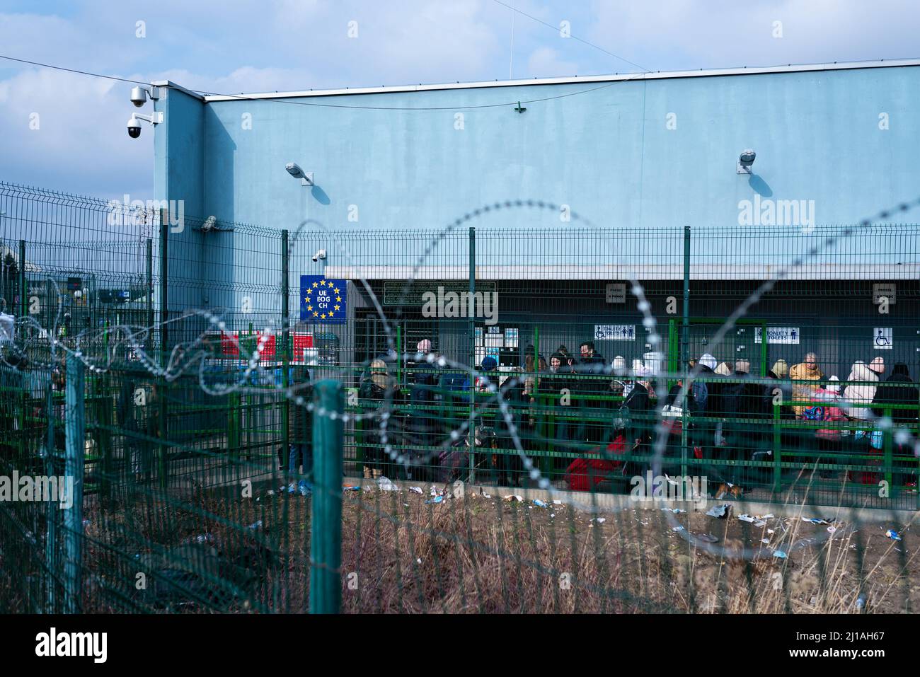 Das Logo der EU ist an einem Grenzübergang zwischen Polen und der Ukraine zu sehen, wenn Flüchtlinge in mir aus dem sich verschärfenden Krieg in der Ukraine, ihrem Heimatland, fliehen Stockfoto