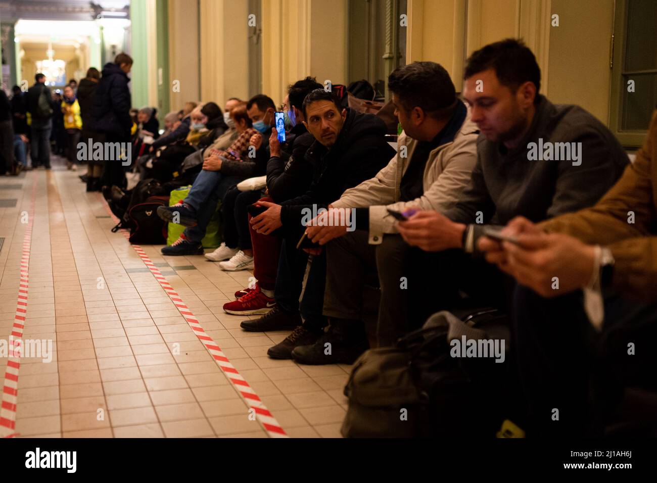 Ukrainische Flüchtlinge sehen sich am 2. März 2022 im polnischen Przemyśl auf der Flucht vor dem Krieg in der Ukraine im Bahnhof von Przemyśl Zuflucht. Hunderte Stockfoto