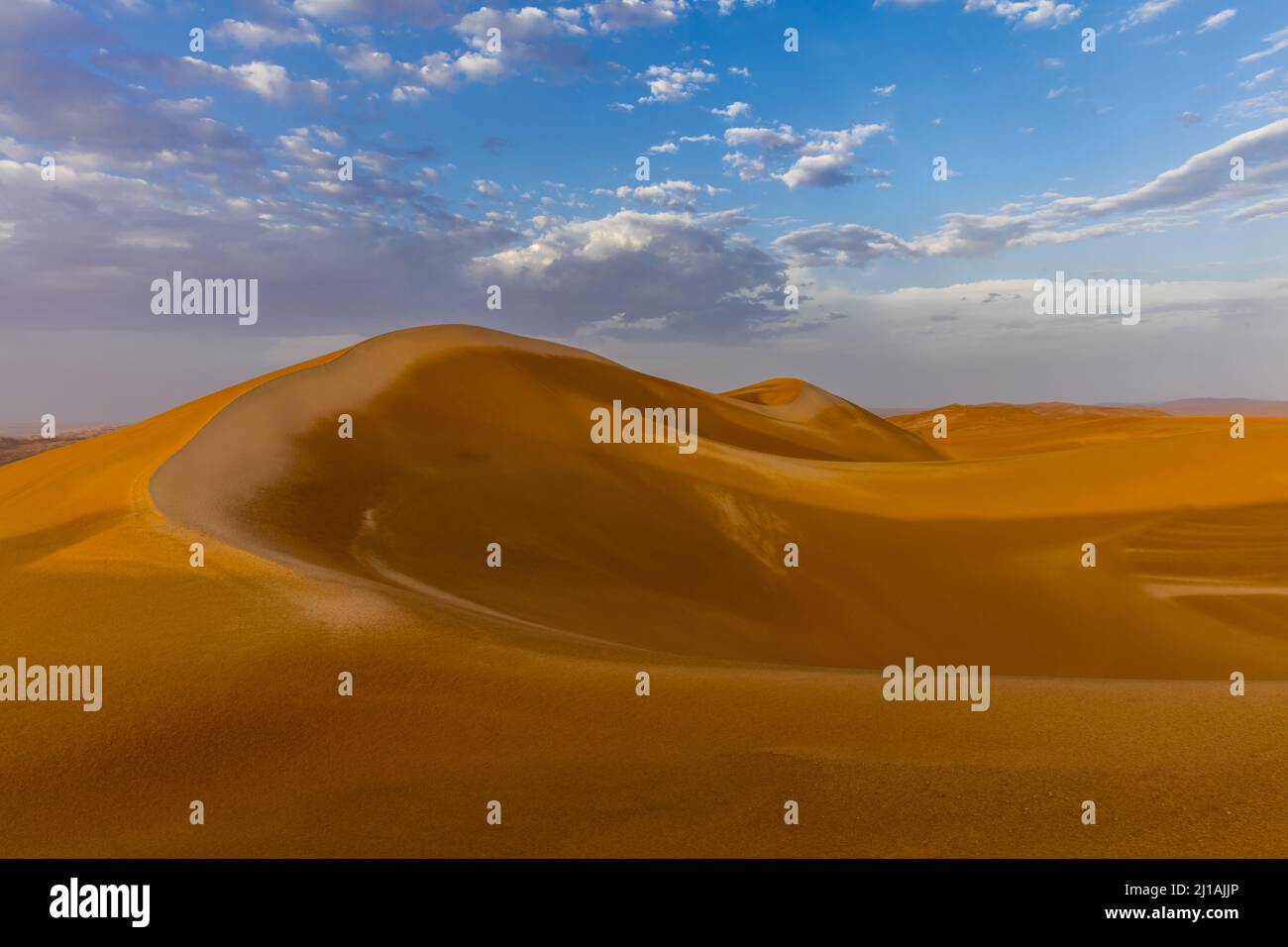 Ihre Majestät die Rub'al Khali Wüste alias das leere Viertel nach dem Regen am frühen Morgen, Abu Dhabi, Vereinigte Arabische Emirate Stockfoto