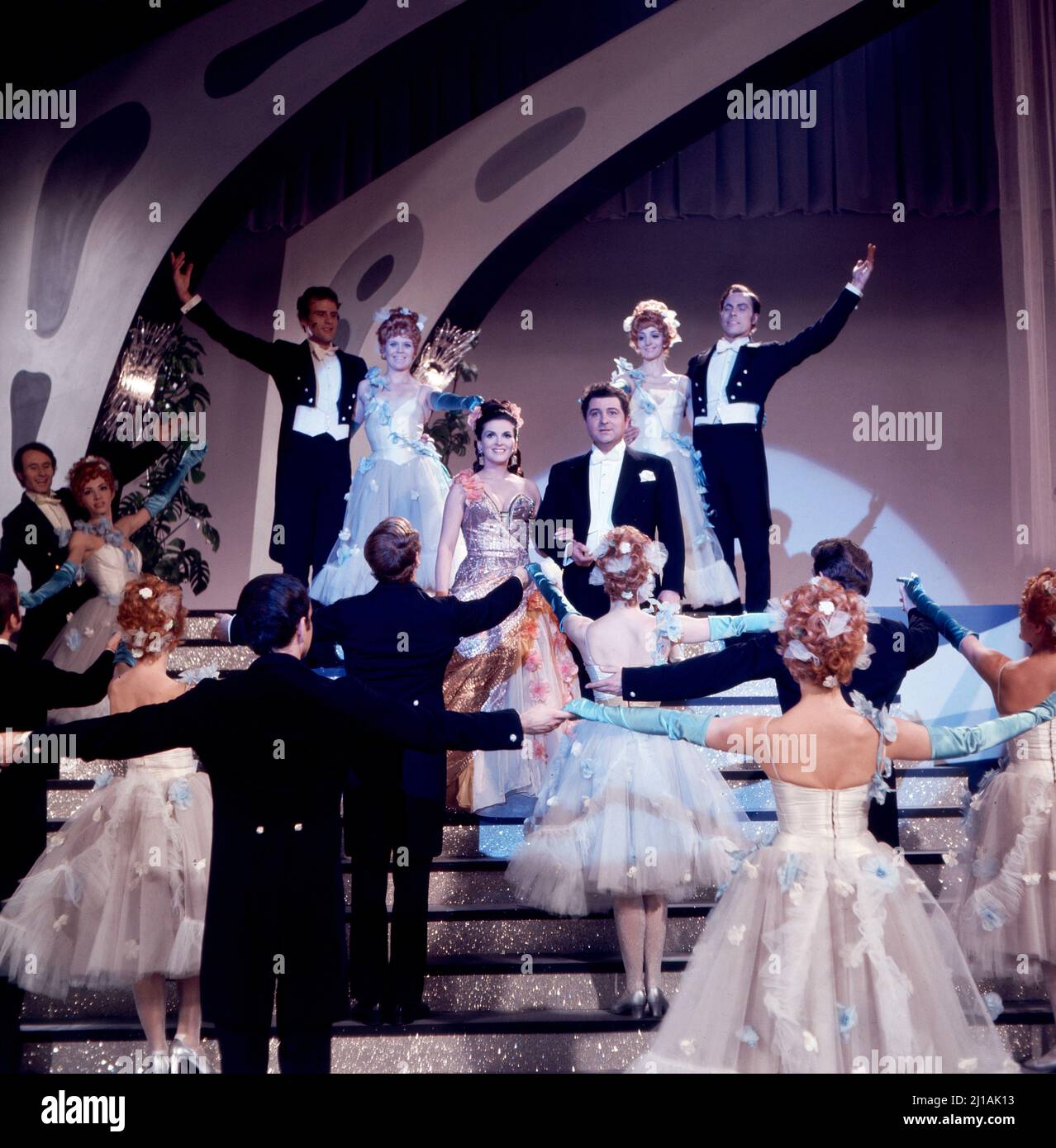 Ball im Savoy, Fernsehfilm nach der Operette von Paul Abraham, Deutschland 1971, Regie: Eugen York, Darsteller: Maria Tiboldi, Cesare Curzi (beide Mitte) Stockfoto
