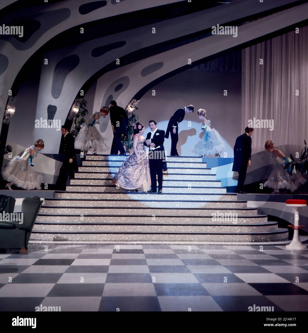 Ball im Savoy, Fernsehfilm nach der Operette von Paul Abraham, Deutschland 1971, Regie: Eugen York, Darsteller: Maria Tiboldi, Cesare Curzi (beide Mitte) Stockfoto