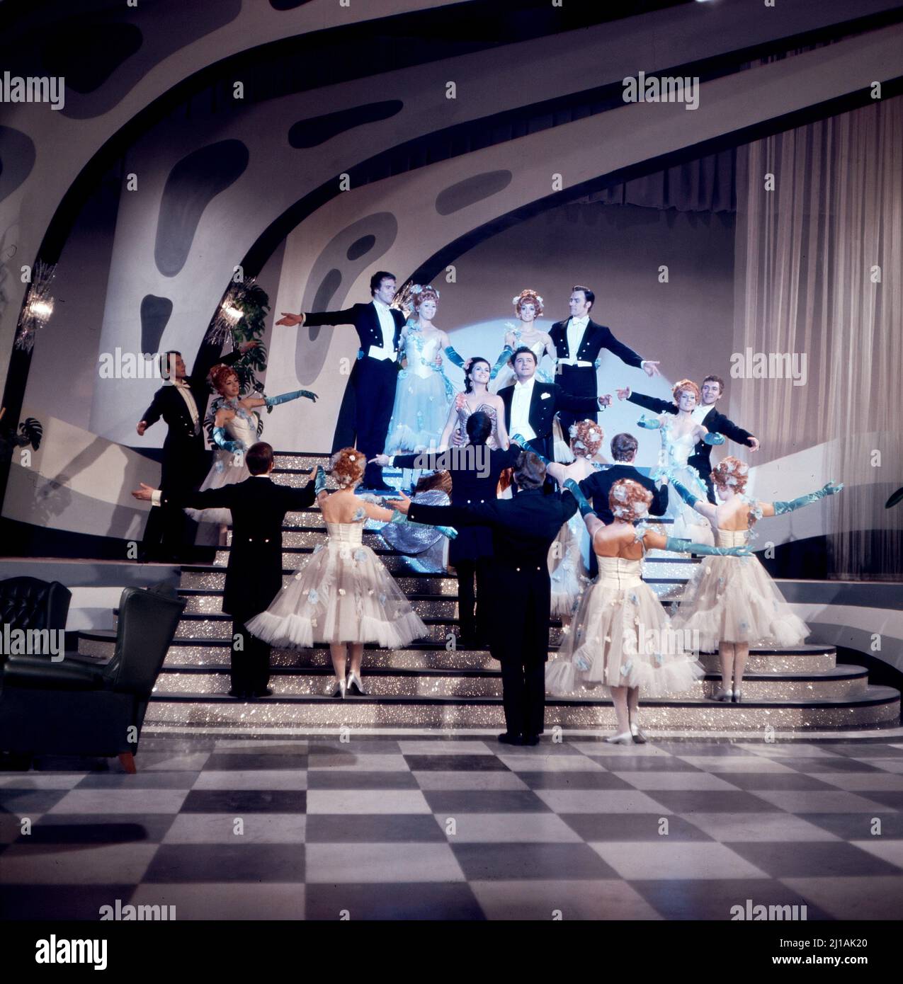 Ball im Savoy, Fernsehfilm nach der Operette von Paul Abraham, Deutschland 1971, Regie: Eugen York, Darsteller: Maria Tiboldi, Cesare Curzi (beide Mitte) Stockfoto