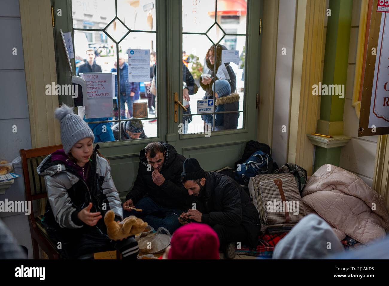 Eine Gruppe arabischer Flüchtlinge wird im Bahnhof Przemysil, nahe der Grenze zur Ukraine, gesehen, wo Flüchtlinge mit dem Zug ankommen, während sie vor dem Krieg fliehen Stockfoto