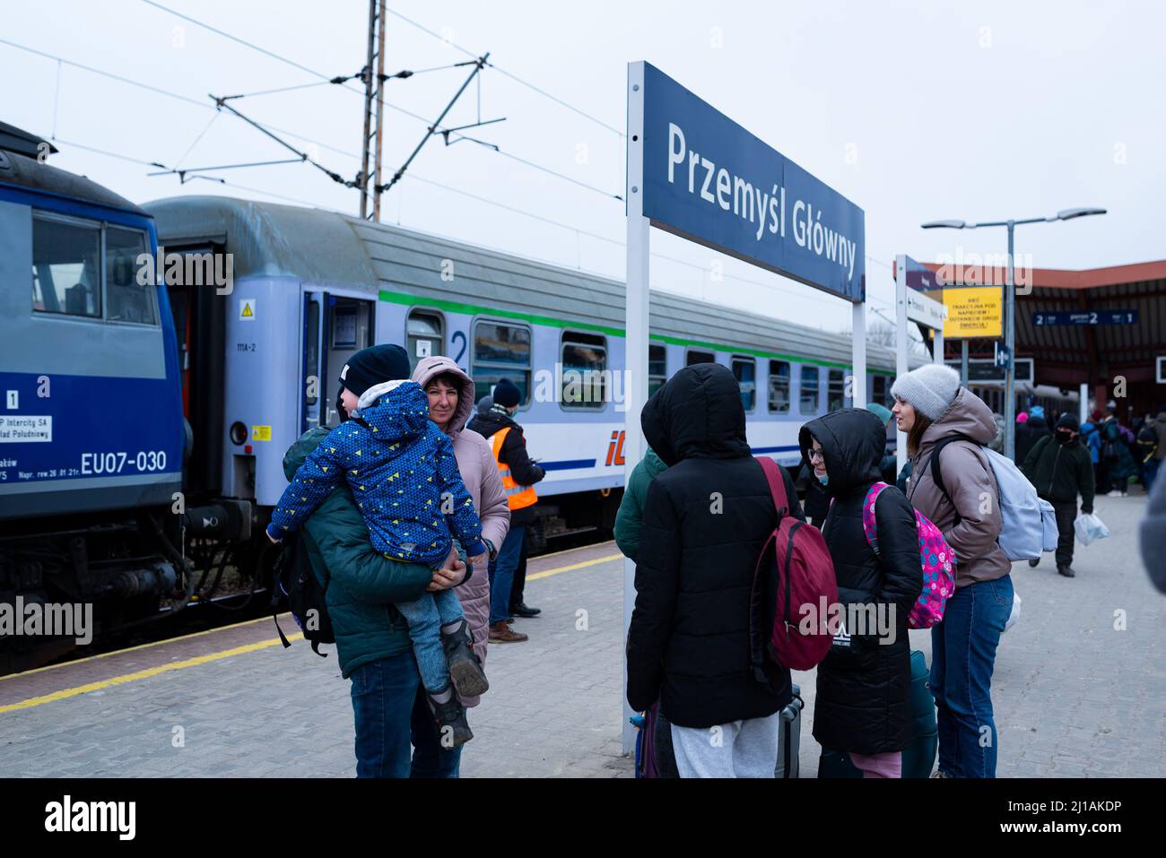 Eine Familie von Flüchtlingen aus der Ukraine wartet auf einen Zug auf dem Bahnsteig des Bahnhofs Przemysil, nahe der Grenze zur Ukraine, wo Flüchtlinge ankommen Stockfoto