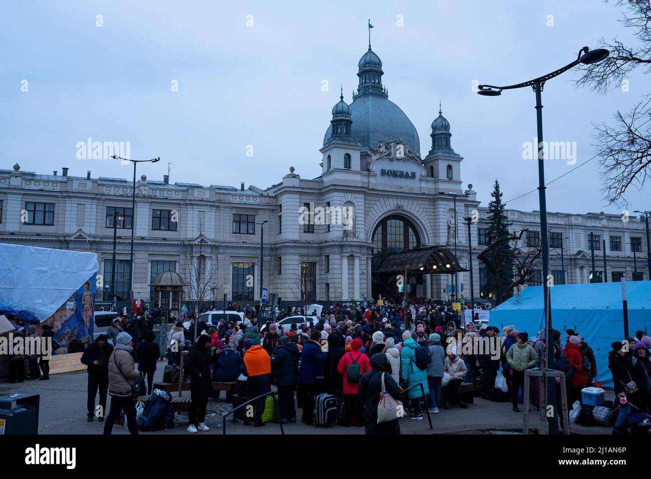 Vor dem Bahnhof Lviv-Holovnyi wartet eine Menge Flüchtlinge, die darauf warten, in den Zug zu steigen und aus dem Land nach Lviv, Ukraine, zu fliehen Stockfoto