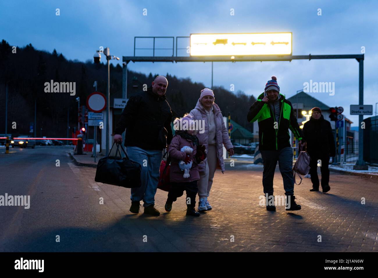 Eine Familie mit Kindern wird am 5. März 2022 am Grenzübergang zwischen der Ukraine und Polen in Krosienco, Polen, vorbeilaufen sehen. Mehr als eine Million Stockfoto